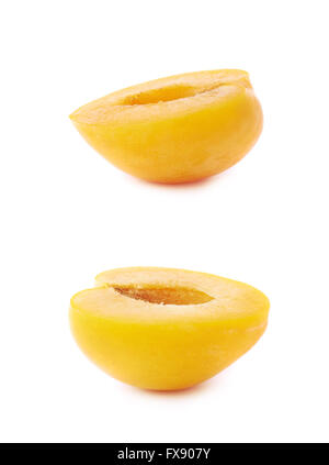 Schneiden Sie offene Pflaume Hälfte isoliert Stockfoto