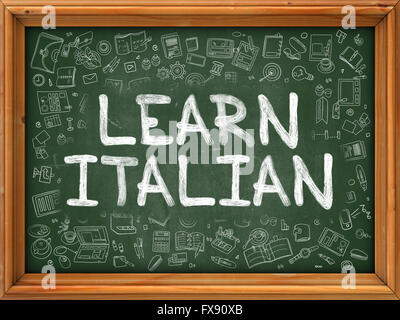 Lernen Sie italienische Konzept. Grünen Tafel mit Doodle Symbole. Stockfoto