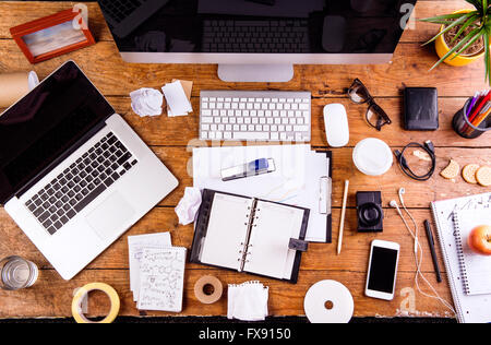 Schreibtisch mit verschiedenen Gadgets und Bürobedarf. Flach zu legen Stockfoto