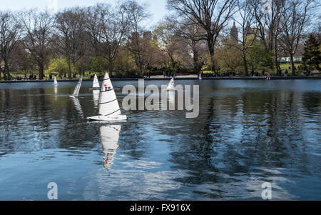 Motorisierte und wind angetriebene Miniatur Modell Segelboote auf dem Wasser Wintergarten im Central Park, New York, im Frühjahr Stockfoto