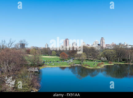 Blick vom Schloss Belvedere mit Blick auf Schildkrötenteich und dem Great Lawn, in Richtung Upper East Side von Manhattan, New York. Stockfoto