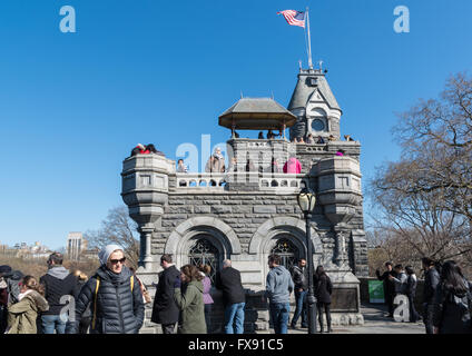 Menschen versammeln sich am Schloss Belvedere im Central Park zu den umliegenden Blick, New York, Stockfoto