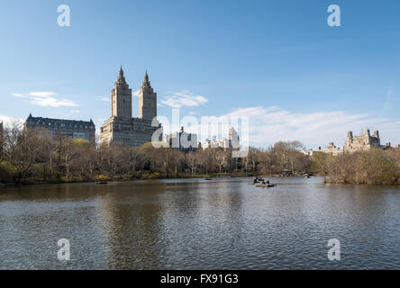 Blick über den See im Central Park, New York, auf die beiden Türme des The San Remo und Central Park West Stockfoto