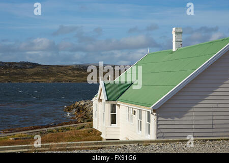 Gilbert House; Zuhause, das Büro der gesetzgebenden Versammlung der Falkland-Inseln. Weißes Gebäude, Dachbegrünung in Stanley, Hauptstadt der Falkland-Inseln: Stockfoto