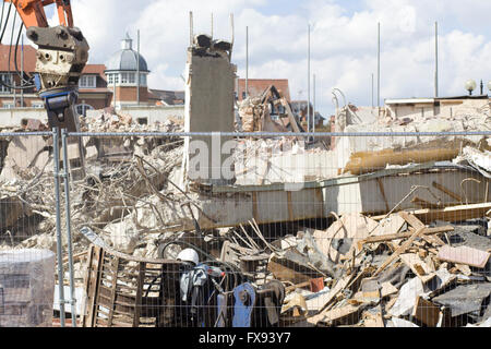 Haus-Abriss mit einem schweren beweglichen Bagger Stockfoto