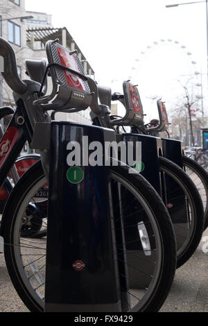 Santander-Sponsoring auf eine Reihe von Boris-Bikes zu mieten in London, Stockfoto