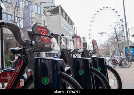 Santander-Sponsoring auf eine Reihe von Boris-Bikes zu mieten in London, Stockfoto