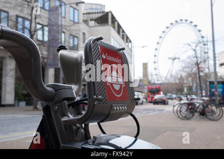 Santander-Sponsoring auf eine Reihe von Boris-Bikes zu mieten in London, Stockfoto