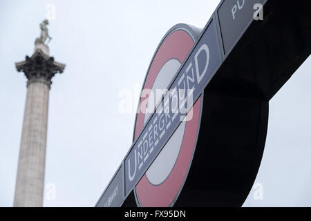 Trafalgar Square Tube u-Bahn u-Bahnstation Zeichen Rondell Mit Nelsonsäule über London England UK Stockfoto