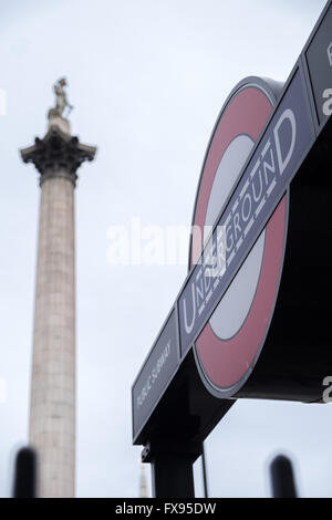 Trafalgar Square Tube u-Bahn u-Bahnstation Zeichen Rondell Mit Nelsonsäule über London England UK Stockfoto