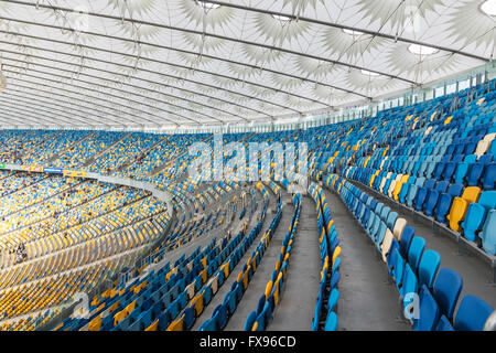 Kiew, UKRAINE - 10. April 2016: Tribünen der NSC Olympiastadion (NSK Olimpiyskyi) während der Ukraine Premier League Spiel FC Dynamo Kyiv Vs FC Wolhynien in Kiew, Ukraine Stockfoto