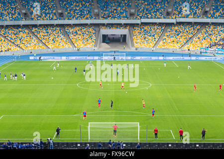 Kiew, UKRAINE - 10. April 2016: Anzeigen der NSC Olympiastadion (NSK Olimpiyskyi) während der Ukraine Premier League Spiel FC Dynamo Kyiv Vs FC Wolhynien in Kiew, Ukraine Stockfoto