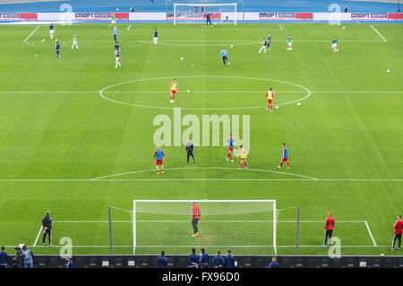 Kiew, UKRAINE - 10. April 2016: Feld der NSC Olympiastadion (NSK Olimpiyskyi) während der Ukraine Premier League Spiel FC Dynamo Kyiv Vs FC Wolhynien in Kiew, Ukraine Stockfoto