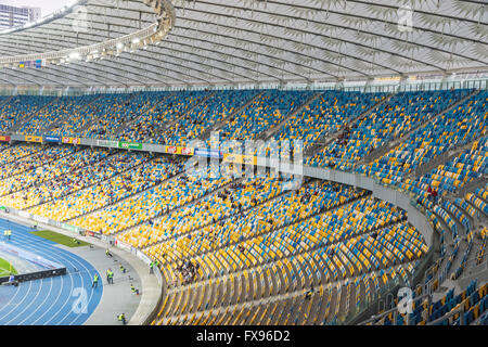 Kiew, UKRAINE - 10. April 2016: Tribünen der NSC Olympiastadion (NSK Olimpiyskyi) während der Ukraine Premier League Spiel FC Dynamo K Stockfoto