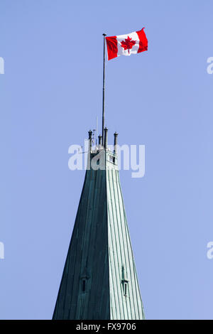 Die kanadische Flagge auf dem Peace Tower in Ottawa, Ontario, am 29. April 2012. Stockfoto