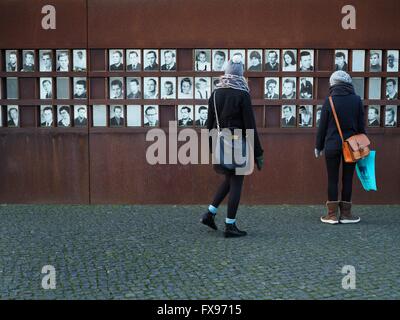 Menschen suchen nach Fotos der Opfer getötet, während er versucht, aus Ostdeutschland (DDR) an der Gedenkstätte Berliner Mauer in Berlin am Bernauer Straße am 30. Dezember 2015 zu fliehen. Foto: Wolfram Steinberg/dpa Stockfoto