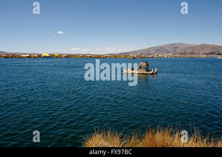 Reed-Boote als touristische Attraktion auf dem Titicacasee. Heute ist der Tourismus eine wichtige Einnahmequelle für den Uros Menschen auf Schilfinseln. Weitere grundlegende Boote wurden bis vor einigen Jahren für den Transport von Personen und Gütern verwendet. Foto: 2015-08-31. Stockfoto