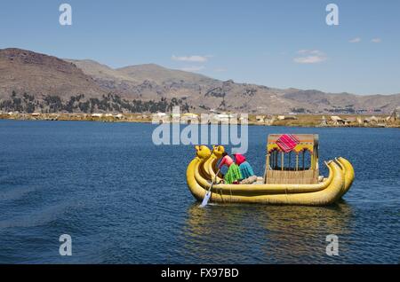 Reed-Boote als touristische Attraktion auf dem Titicacasee. Heute ist der Tourismus eine wichtige Einnahmequelle für den Uros Menschen auf Schilfinseln. Weitere grundlegende Boote wurden bis vor einigen Jahren für den Transport von Personen und Gütern verwendet. Foto: 2015-08-31. Stockfoto