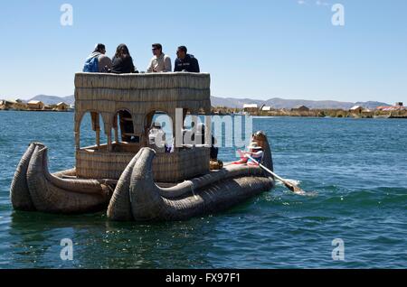 Reed-Boote als touristische Attraktion auf dem Titicacasee. Heute ist der Tourismus eine wichtige Einnahmequelle für den Uros Menschen auf Schilfinseln. Weitere grundlegende Boote wurden bis vor einigen Jahren für den Transport von Personen und Gütern verwendet. Foto: 2015-08-31. Stockfoto