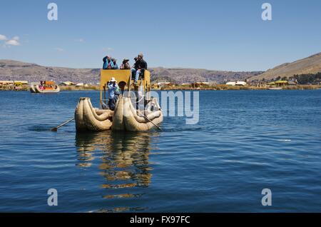 Reed-Boote als touristische Attraktion auf dem Titicacasee. Heute ist der Tourismus eine wichtige Einnahmequelle für den Uros Menschen auf Schilfinseln. Weitere grundlegende Boote wurden bis vor einigen Jahren für den Transport von Personen und Gütern verwendet. Foto: 2015-08-31. Stockfoto