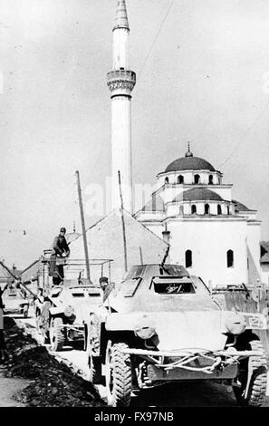 Das Bild der Nazi-Propaganda zeigt Soldaten der deutschen Wehrmacht auf dem Vormarsch im Königreich Jugoslawien - hier in der Stadt Banja Luka (Bosnien und Herzegowina) vor der Ferhadija-Moschee im April 1941. Fotoarchiv für Zeitgeschichtee - KEINE ÜBERWEISUNG - Stockfoto