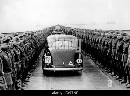 Das Bild der Nazi-Propaganda zeigt die offizielle Einweihung einer Brücke, die den Donau in Belgrad nach der Kapitulation Jugoslawiens überquert. Die Brücke heißt Generaloberst Frhr. Von-Weichs-Brücke". Das Foto wurde im Mai 1941 aufgenommen. Fotoarchiv für Zeitgeschichtee - KEIN KABELDIENST- Stockfoto