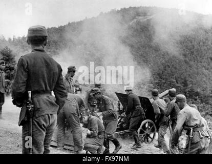 Das Nazi-Propagandafild zeigt Mitglieder der 13. Waffen-Bergdivision der SS Handschar, die während des Partisanenkampfs in Jugoslawien eine Waffe abfeuern. Das Foto wurde 1943 herausgegeben. Fotoarchiv für Zeitgeschichtee - KEINE ÜBERWEISUNG - Stockfoto