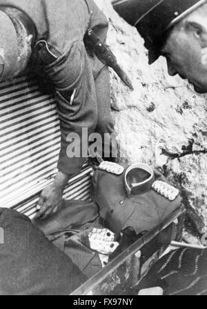 Das Bild der Nazi-Propaganda zeigt Mitglieder der deutschen Wehrmacht mit einer Uniform des letzten Königs von Jugoslawien, Peter II. Von Jugoslawien. Das Foto wurde nach seiner Flucht nach der Kapitulation Jugoslawiens im April 1941 aufgenommen. Fotoarchiv für Zeitgeschichtee - KEINE ÜBERWEISUNG - Stockfoto