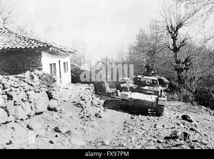 Das Bild der Nazi-Propaganda zeigt Soldaten der deutschen Wehrmacht während des Vormarsches auf der Balkanhalbinsel im April 1941. Fotoarchiv für Zeitgeschichtee - KEIN KABELDIENST - Stockfoto