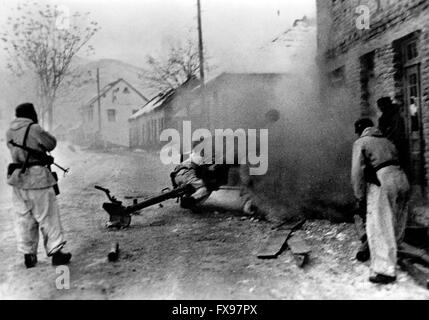 Das Bild der Nazi-Propaganda zeigt Soldaten der deutschen Wehrmacht an einem Panzerabwehrgewehr während des Partisanenkampfs in Jugoslawien. Das Foto wurde im Januar 1944 veröffentlicht. Seit Sommer 1942 war der Begriff "Partisanen" von den Deutschen verboten und durch "Banden" (Banden), "Banditen" (Banditen) und "Bandenbekaempfung" (Kampfbanden) ersetzt worden. Fotoarchiv für Zeitgeschichtee - KEINE ÜBERWEISUNG - Stockfoto