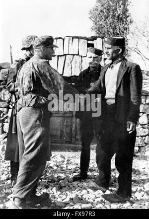 Das Nazi-Propagandafilm zeigt, wie Mitglieder der deutschen Waffen-SS die einheimische Bevölkerung in Jugoslawien von der sogenannten Bolschewiken-Bande befreien. Das Foto wurde im Juli 1943 aufgenommen. Fotoarchiv für Zeitgeschichtee - KEIN KABELDIENST Stockfoto