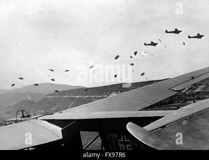 Das Propagandafild der Nazis zeigt das 500. SS-Parachute-Bataillon während des Angriffs auf die Stadt Drvar in Jugoslawien. Das Foto wurde Ende Mai/Anfang Juni 1944 aufgenommen. Das Ziel der so genannten „Operation Roesselsprung“ war die Zerstörung des Hauptquartiers der jugoslawischen Partisanen und die Gefangennahme ihres Anführers Josip Broz Tito. Fotoarchiv für Zeitgeschichtee - KEINE ÜBERWEISUNG - Stockfoto