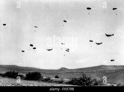 Das Propagandafild der Nazis zeigt das 500. SS-Parachute-Bataillon während des Angriffs auf die Stadt Drvar in Jugoslawien. Das Foto wurde Ende Mai/Anfang Juni 1944 aufgenommen. Das Ziel der so genannten „Operation Roesselsprung“ war die Zerstörung des Hauptquartiers der jugoslawischen Partisanen und die Gefangennahme ihres Anführers Josip Broz Tito. Fotoarchiv für Zeitgeschichtee - KEINE ÜBERWEISUNG - Stockfoto