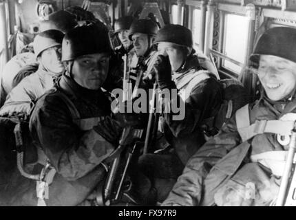 Das Nazi-Propagandafild zeigt Mitglieder des SS-Parachute-Bataillons von 500. vor dem Sprung in der Stadt Drvar in Jugoslawien. Das Foto wurde Ende Mai/Anfang Juni 1944 aufgenommen. Das Ziel der so genannten „Operation Roesselsprung“ war die Zerstörung des Hauptquartiers der jugoslawischen Partisanen und die Gefangennahme ihres Anführers Josip Broz Tito. Fotoarchiv für Zeitgeschichtee – KEIN KABELDIENST – Stockfoto