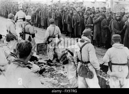 Das Bild der Nazi-Propaganda zeigt Soldaten der deutschen Wehrmacht mit italienischen Kriegsgefangenen in Jugoslawien. Das Foto wurde im Dezember 1943 aufgenommen. Seit Sommer 1942 war der Begriff "Partisanen" von den Deutschen aus psychologischen Gründen verboten und durch "Banden" (Banden), "Banditen" (Banditen) und "Bandenbekaempfung" (Kampfbanden) ersetzt worden. Fotoarchiv für Zeitgeschichtee - KEINE ÜBERWEISUNG - Stockfoto