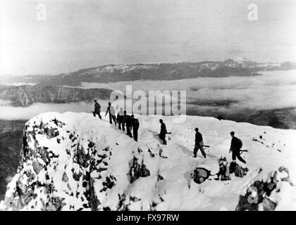 Das Nazi-Propagandafilm zeigt Mitglieder der kroatischen Bergtruppen, die für die deutsche Wehrmacht gegen die Partisanen in Jugoslawien kämpfen. Das Foto wurde im Januar 1944 aufgenommen. Fotoarchiv für Zeitgeschichtee - KEINE ÜBERWEISUNG - Stockfoto