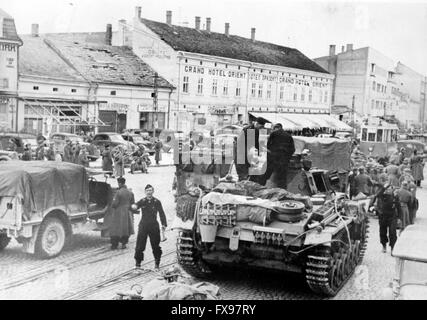 Das Bild der Nazi-Propaganda zeigt Soldaten der deutschen Wehrmacht beim Vormarsch in Nis, Jugoslawien, April 1941. Fotoarchiv für Zeitgeschichtee - KEINE ÜBERWEISUNG - Stockfoto