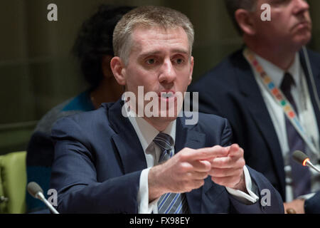 UN, New York, USA. 12. April 2016. Igor Luksic, Montenegros Vizepremierminister und Minister für auswärtige Angelegenheiten, Kandidat für das Amt des nächsten Generalsekretärs der Vereinten Nationen, stellt sich an die Mitgliedstaaten am Sitz Vereinten Nationen in New York, Vereinigte Staaten, 12. April 2016. Der UN-Generalversammlung am Dienstag startete eine dreitägige informellen Dialog mit Kandidaten für das Amt des nächsten Generalsekretärs. Bildnachweis: Li Muzi/Xinhua/Alamy Live-Nachrichten Stockfoto