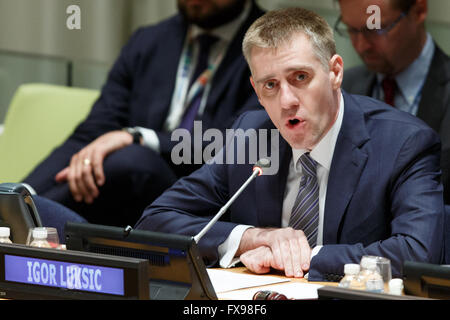 UN, New York, USA. 12. April 2016. Igor Luksic, Montenegros Vizepremierminister und Minister für auswärtige Angelegenheiten, Kandidat für das Amt des nächsten Generalsekretärs der Vereinten Nationen, stellt sich an die Mitgliedstaaten am Sitz Vereinten Nationen in New York, Vereinigte Staaten, 12. April 2016. Der UN-Generalversammlung am Dienstag startete eine dreitägige informellen Dialog mit Kandidaten für das Amt des nächsten Generalsekretärs. Bildnachweis: Li Muzi/Xinhua/Alamy Live-Nachrichten Stockfoto