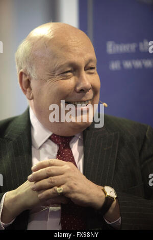 London, UK. 12. April 2016. Julian Fellowes, der Autor der Fernsehserie Downton Abbey, startet seine neue TV-Serie "Belgravia" an der London Book Fair.The-Serie wird zuerst zum download auf Computer/Tablet verfügbar gemacht werden und wird im Herbst Kredit auf ITV gezeigt: Ilpo Musto/Alamy Live-Nachrichten Stockfoto