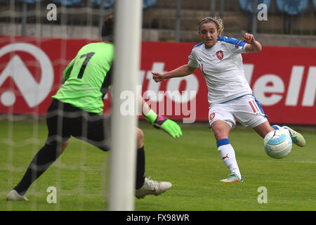 Opava, Tschechien. 12. April 2016. Petra Ivanicova der Tschechischen Republik (rechts) und Torwart Tamar Nadirashvili Georgiens in Aktion während der Frauen Fußball Europapokal der Landesmeister 2017 Qualifier, Tschechien Vs Georgien, 12. April 2016 in Opava, Tschechien. © Jaroslav Ozana/CTK Foto/Alamy Live-Nachrichten Stockfoto