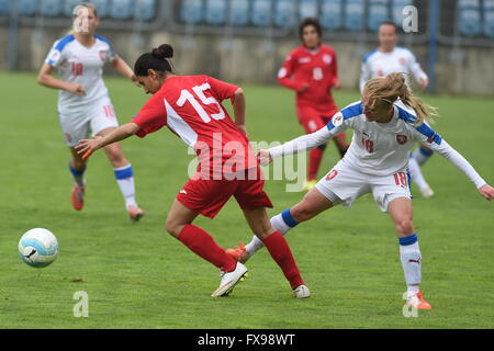 Opava, Tschechien. 12. April 2016. Jitka Chlastakova der Tschechischen Republik (rechts) und Ana Zakhaidze links () von Georgien in Aktion während der Frauen Fußball Europapokal der Landesmeister 2017 Qualifier, Tschechien Vs Georgien, in Opava, Tschechien, 12. April 2016. © Jaroslav Ozana/CTK Foto/Alamy Live-Nachrichten Stockfoto