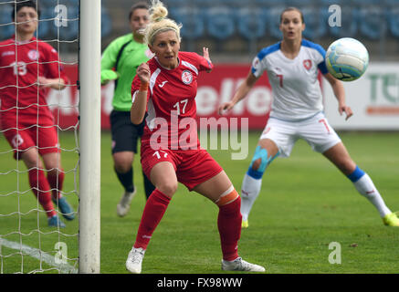 Opava, Tschechien. 12. April 2016. Lucie Martinkova (rechts) der Tschechischen Republik und Nino Sutidze links () von Georgien in Aktion während der Frauen Fußball Europapokal der Landesmeister 2017 Qualifier, Tschechien Vs Georgien, in Opava, Tschechien, 12. April 2016. © Jaroslav Ozana/CTK Foto/Alamy Live-Nachrichten Stockfoto