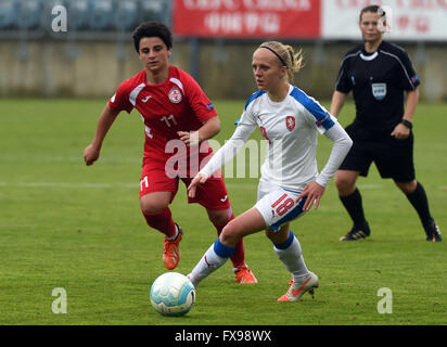 Opava, Tschechien. 12. April 2016. Jitka Chlastakova (rechts) der Tschechischen Republik und Mariam Danelia links () von Georgien in Aktion während der Frauen Fußball Europapokal der Landesmeister 2017 Qualifier, Tschechien Vs Georgien, in Opava, Tschechien, 12. April 2016. © Jaroslav Ozana/CTK Foto/Alamy Live-Nachrichten Stockfoto