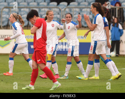 Opava, Tschechien. 12. April 2016. Fußball-Spieler der Tschechischen Republik feiern 4. Ziel während der Frauen Fußball Europapokal der Landesmeister 2017 Qualifier, Tschechien Vs Georgien, in Opava, Tschechien, 12. April 2016. © Jaroslav Ozana/CTK Foto/Alamy Live-Nachrichten Stockfoto