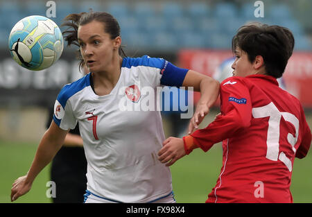 Opava, Tschechien. 12. April 2016. Lucie Martinkova links () der Tschechischen Republik und Tamar Tatuashvili Georgiens in Aktion während der Frauen Fußball Europapokal der Landesmeister 2017 Qualifier, Tschechien Vs Georgien, in Opava, Tschechien, 12. April 2016. © Jaroslav Ozana/CTK Foto/Alamy Live-Nachrichten Stockfoto