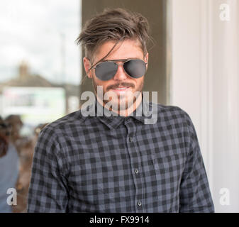 Brentwood, Essex, England. 12. April 2016. Sam Reece, bei dem Relaunch von Amy Childs-Beauty-Salon in Brentwood, Essex Credit: Ian Davidson/Alamy Live News Stockfoto