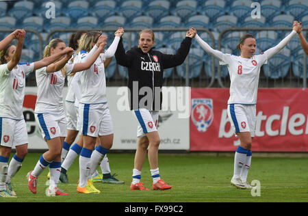 Opava, Tschechien. 12. April 2016. Tschechischer Fußballer feiern Sieg nach den Frauen Fußball Europapokal der Landesmeister 2017 Qualifier, Tschechien Vs Georgien, in Opava, Tschechien, 12. April 2016. © Jaroslav Ozana/CTK Foto/Alamy Live-Nachrichten Stockfoto