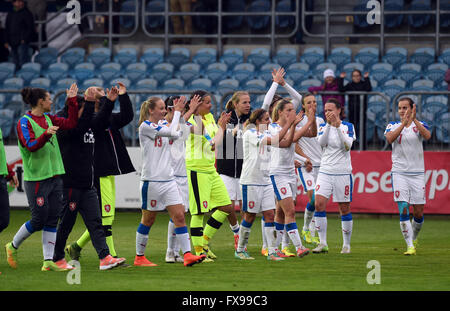 Opava, Tschechien. 12. April 2016. Tschechischer Fußballer feiern Sieg nach den Frauen Fußball Europapokal der Landesmeister 2017 Qualifier, Tschechien Vs Georgien, in Opava, Tschechien, 12. April 2016. © Jaroslav Ozana/CTK Foto/Alamy Live-Nachrichten Stockfoto