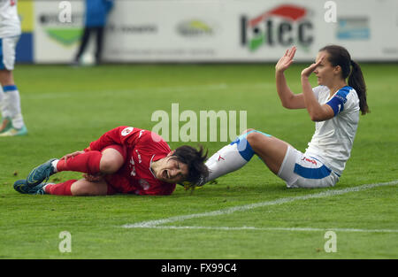 Opava, Tschechien. 12. April 2016. Lucie Martinkova der Tschechischen Republik (rechts) und Tamar Tatuashvili Georgiens (links) in Aktion während der Frauen Fußball Europapokal der Landesmeister 2017 Qualifier, Tschechien Vs Georgien, in Opava, Tschechien, 12. April 2016. © Jaroslav Ozana/CTK Foto/Alamy Live-Nachrichten Stockfoto